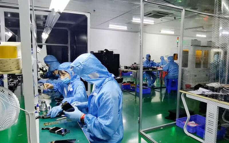 Phone screen manufacturers counting and packaging LCD units